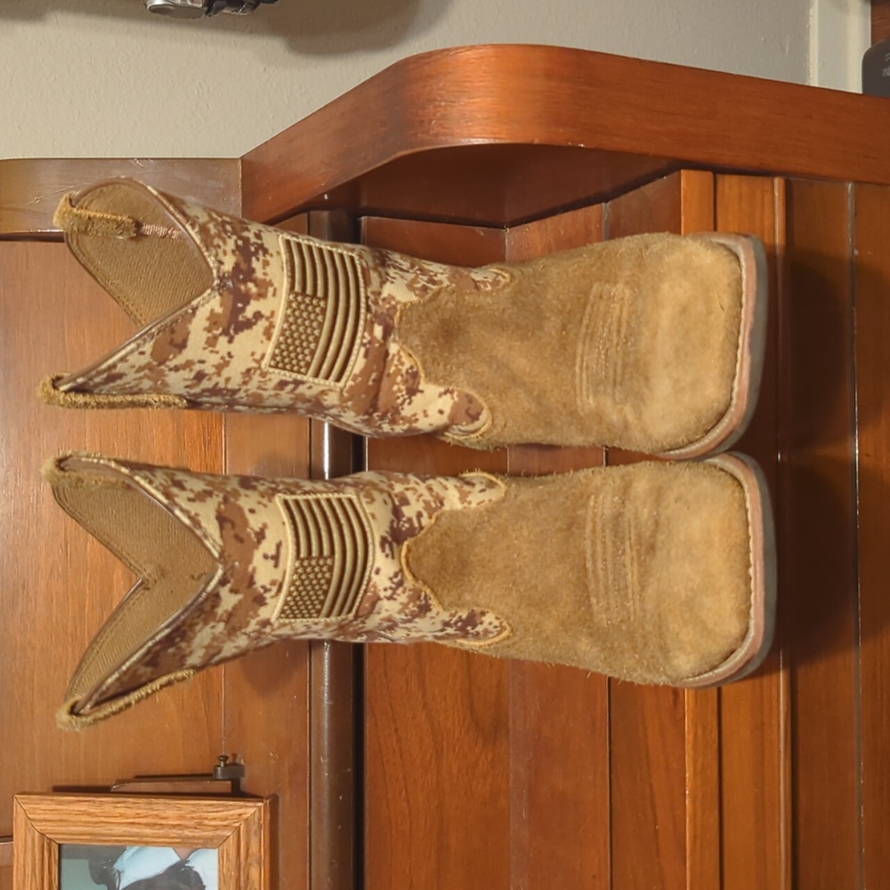 Boys Ariat boots sz 5
